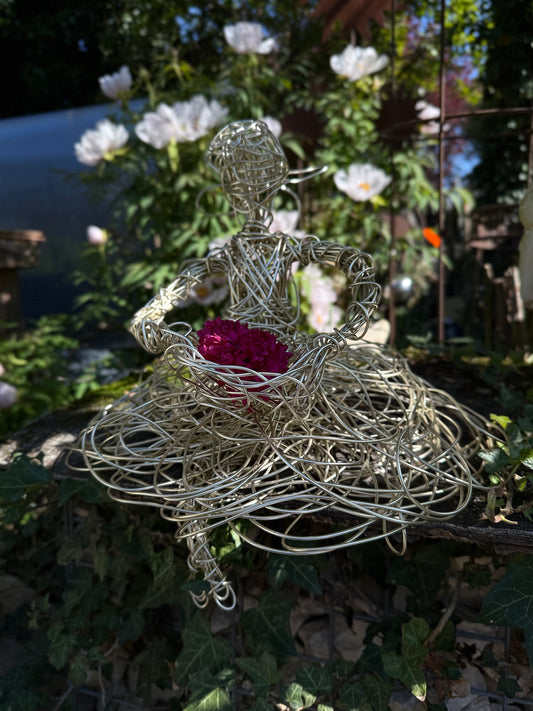 Gartenfrau mit Korb CHAMPAGNER