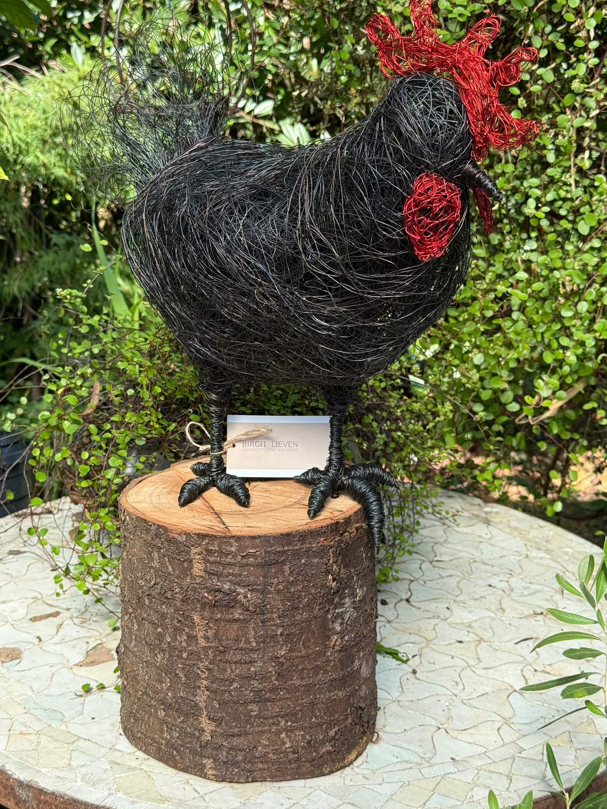 Huhn auf Baumstamm Nr. 4
