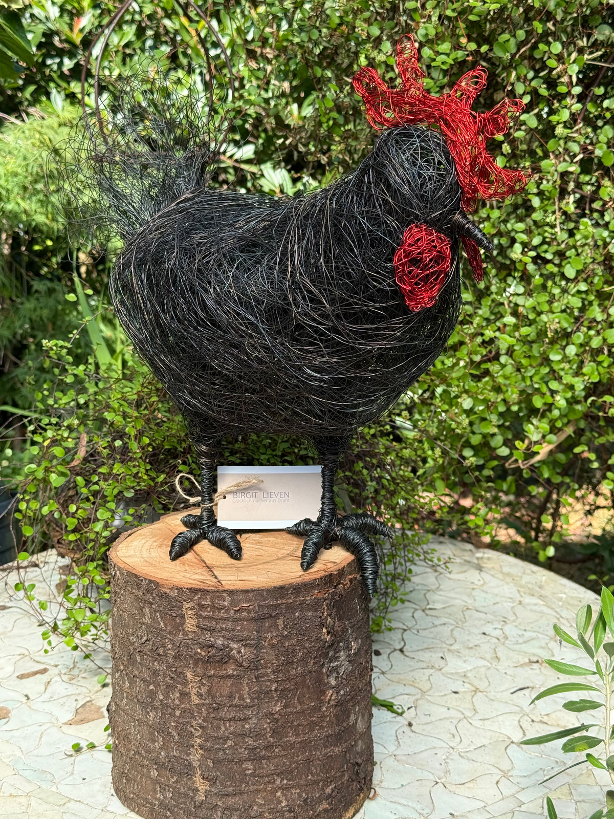 Huhn auf Baumstamm Nr. 4