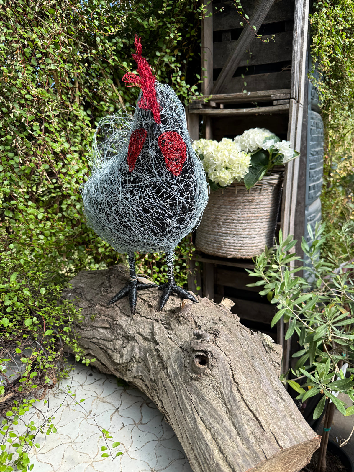 Deko Huhn auf Baumstamm, Mehrfarbig
