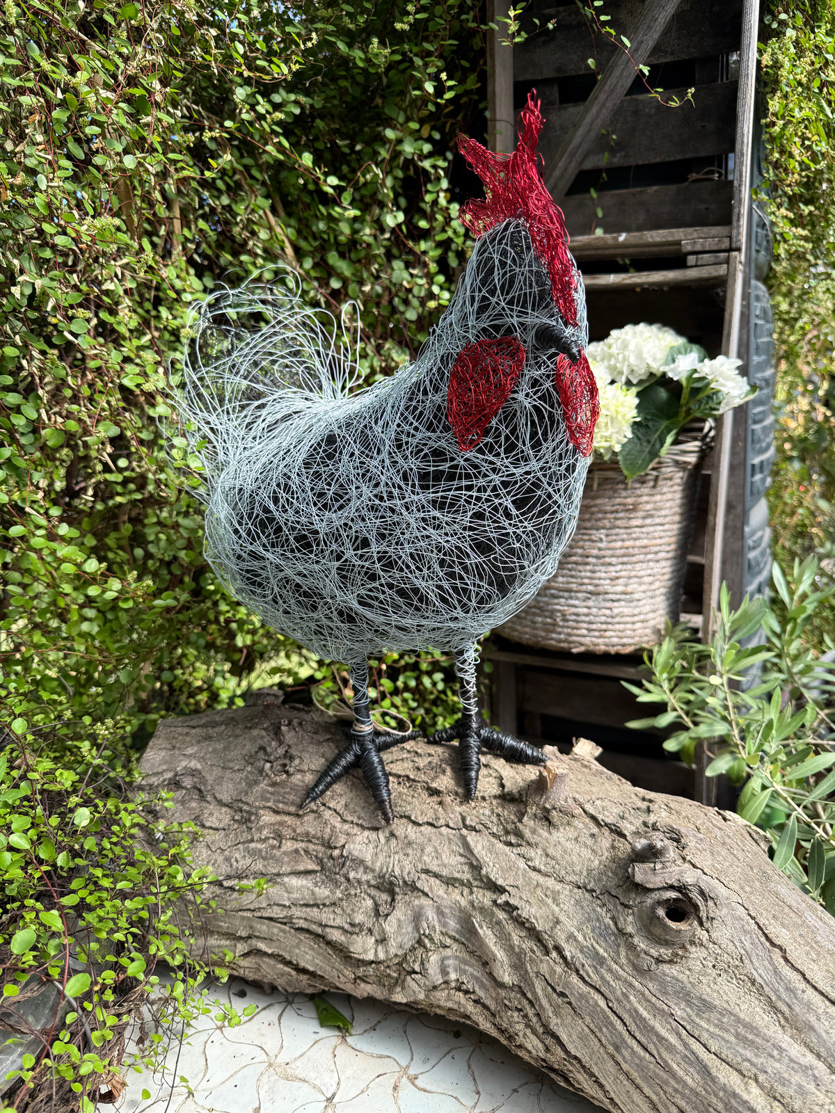 Deko Huhn auf Baumstamm, Mehrfarbig