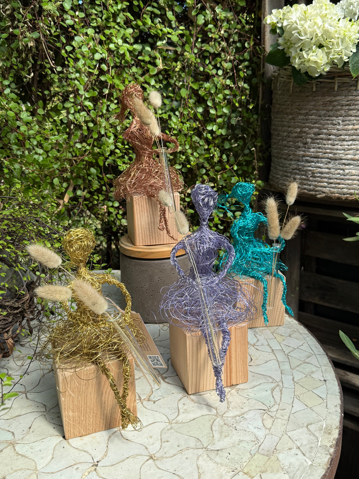 Blumenmädchen auf Holzsockel